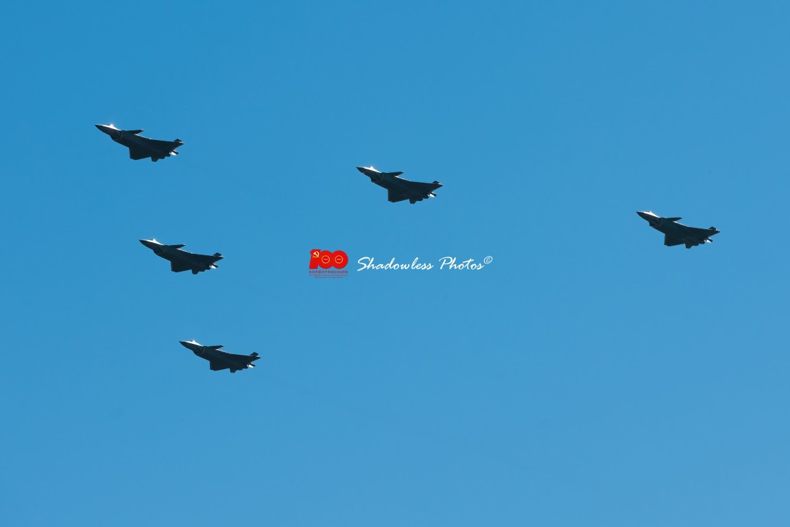 Trong đó, nổi bật nhất là dàn máy bay chiến đấu tàng hình J-20. Các tiêm kích thế hệ 5 duy nhất của Trung Quốc này sẽ xuất hiện công khai với số lượng lớn nhất từ trước tới nay.