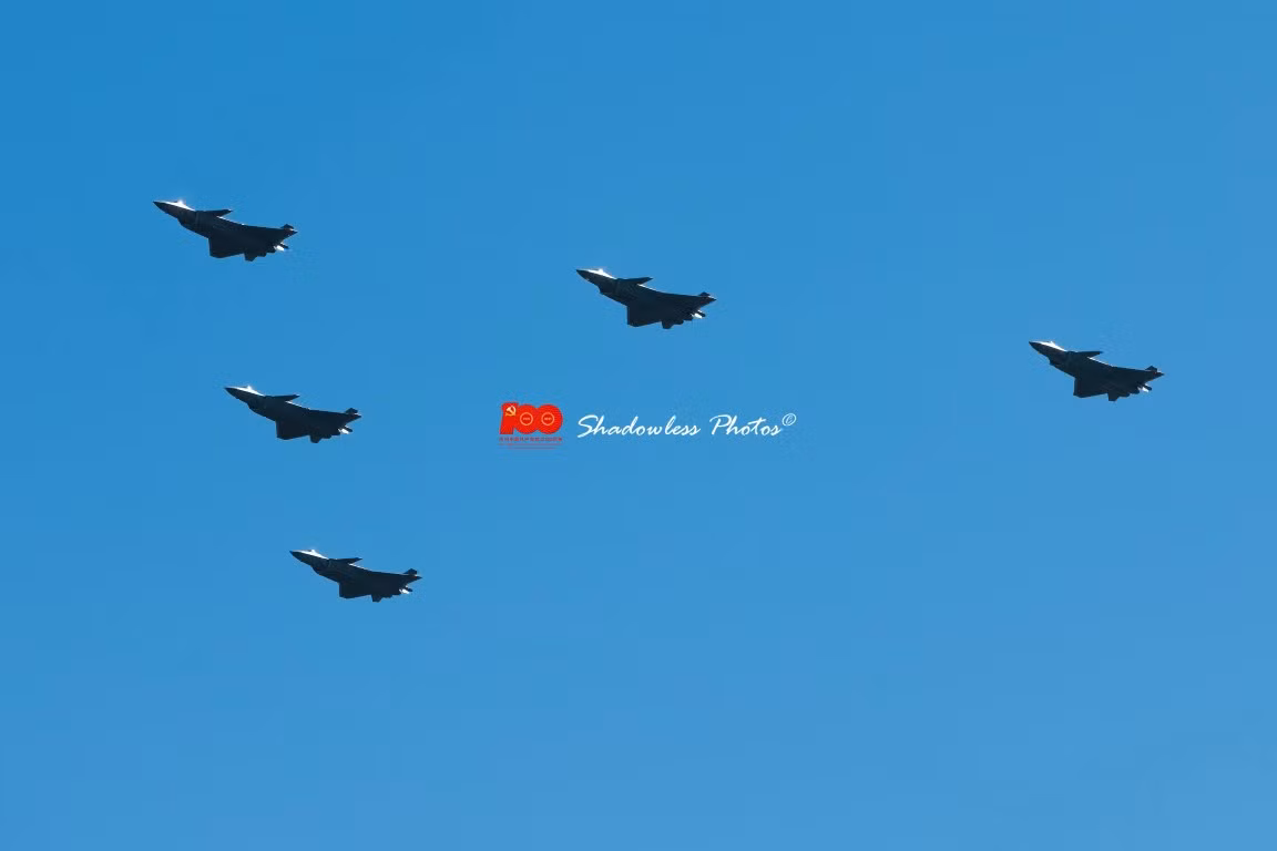 Trong đó, nổi bật nhất là dàn máy bay chiến đấu tàng hình J-20. Các tiêm kích thế hệ 5 duy nhất của Trung Quốc này sẽ xuất hiện công khai với số lượng lớn nhất từ trước tới nay.