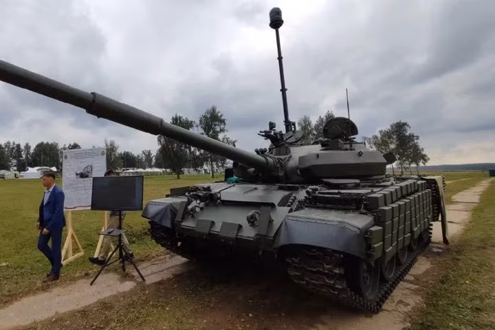 Tại Diễn đàn Kỹ thuật - Quân sự quốc tế Army 2021 tổ chức tại Nga, một chiếc T-62M nâng cấp sâu với giáp phản ứng nổ Kontakt-1 bên hông và nhất là cột thiết bị trinh sát quang điện tử tích hợp đã thu hút sự quan tâm sâu sắc từ báo chí.