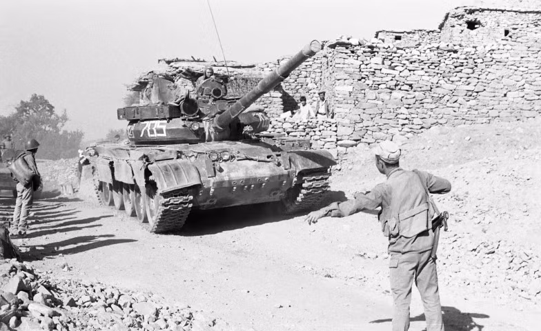 Hệ thống điều khiển hỏa lực cải tiến, thiết bị nhìn đêm cũng như đèn hồng ngoại tích hợp đã giúp tăng độ chính xác khi bắn của pháo chính nòng trơn U-5TS cỡ 115 mm và súng máy 7,62 mm đồng trục của xe tăng T-62M.