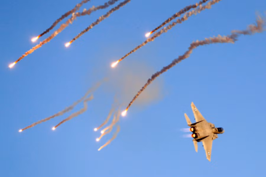 Tel Aviv đã tiến hành hàng trăm cuộc không kích vào Syria kể từ khi nước này xảy ra nội chiến vào năm 2011, nhằm vào lực lượng Hezbollah của Iran và Lebanon cũng như quân đội chính phủ Syria.