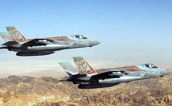 Tuy nhiên, trên thực tế F-35 hóa ra lại rất "háu ăn", chi phí vận hành mỗi giờ lên tới 31 nghìn USD, mức đắt đỏ ngay cả với Lầu Năm Góc. Do đó, họ quyết định tiếp tục mua thêm F-16.