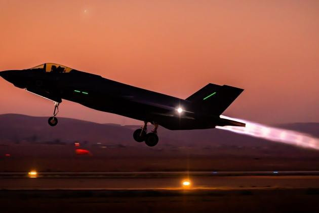 Trong lúc này, bên cạnh tính năng của tên lửa phòng không S-300, giới chuyên môn cũng đang đặt câu hỏi về khả năng sẵn sàng chiến đấu của phi đội F-35I Adir Israel, khi vừa xuất hiện thông tin có tới 2/3 số F-35 Lightning II của Mỹ không trong tình trạng tốt.