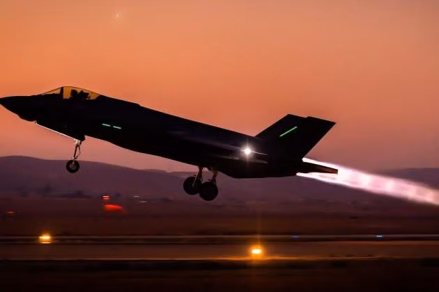 Trong lúc này, bên cạnh tính năng của tên lửa phòng không S-300, giới chuyên môn cũng đang đặt câu hỏi về khả năng sẵn sàng chiến đấu của phi đội F-35I Adir Israel, khi vừa xuất hiện thông tin có tới 2/3 số F-35 Lightning II của Mỹ không trong tình trạng tốt.