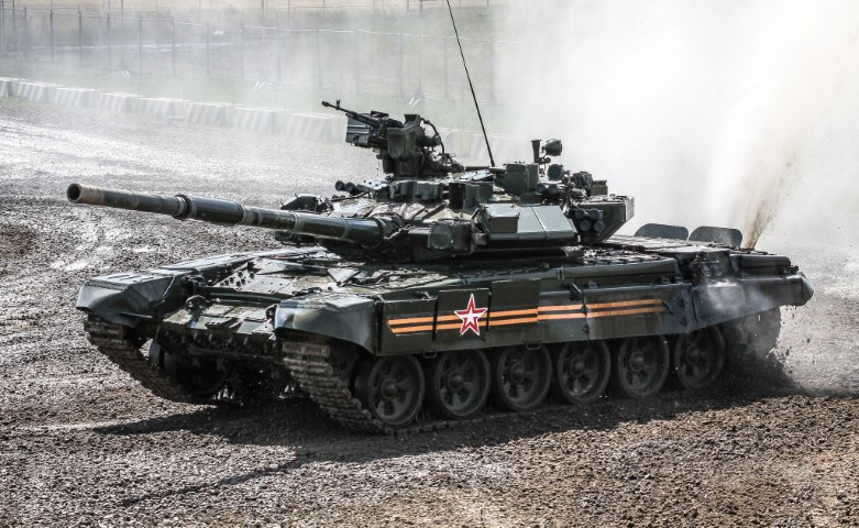 Tuy nhiên, từ năm 2011, quân đội Nga đã ngừng đặt hàng xe tăng T-90, để dần chuyển sang sử dụng loại xe tăng T-14 Armata hiện đại hơn.