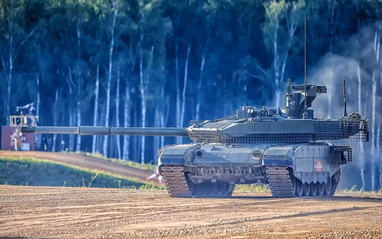 Về cơ bản, có thể coi xe tăng T-90 và phiên bản xuất khẩu T-90S của Nga, hội tụ đầy đủ những ưu điểm của các dòng xe tăng T-64, T-72 và T-80 trước đó, thậm chí còn loại bỏ được nhiều nhược điểm cố hữu trên các mẫu xe tăng chủ lực đương thời.