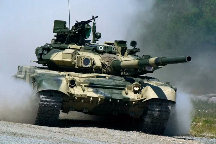 Đây cũng là lý do, khiến xe tăng T-90 trở thành mặt hàng xuất khẩu chủ lực số một của Nga trên thế giới. Tính tới nay, đã có hàng chục quốc gia sử dụng xe tăng chủ lực T-90 trong biên chế.