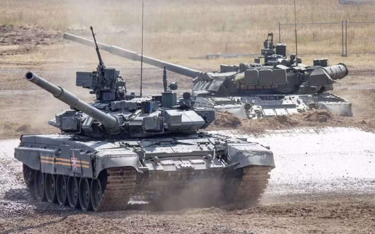 Chuyên gia phân tích quân sự của Mỹ cho biết, xe tăng T-90 không chỉ trở thành hình mẫu cho nhiều loại xe tăng trên thế giới, triết lý thiết kế của nó còn là cái đích của mọi nhà thiết kế xe tăng trên khắp thế giới.