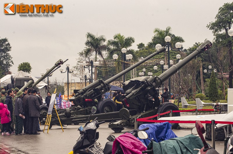 Pháo M46 (giữa) bên cạnh những loại hỏa khí mạnh nhất của Lục quân Việt Nam.