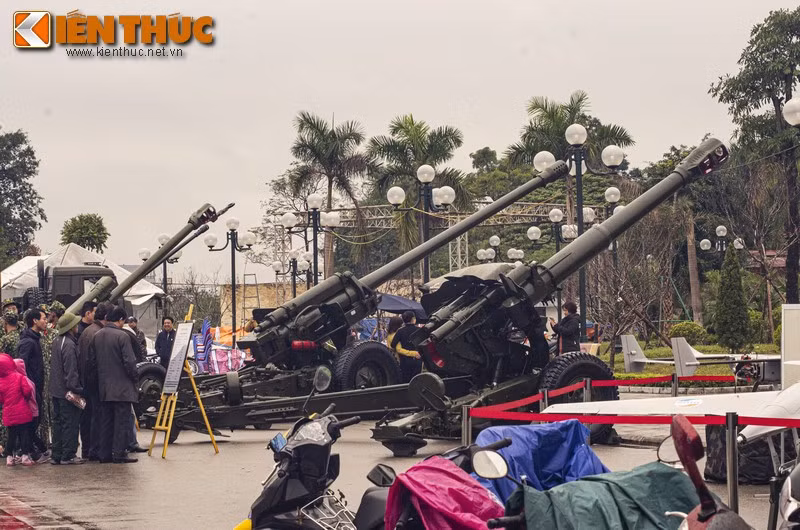 Pháo M46 (giữa) bên cạnh những loại hỏa khí mạnh nhất của Lục quân Việt Nam.
