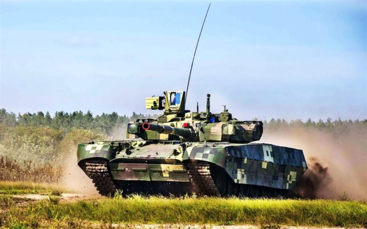 Ngay kể cả trên thị trường xuất khẩu, xe tăng T-84 Oplot của Ukraine cũng không thể so bì với sức hấp dẫn của dàn xe tăng T-72 và T-90 các phiên bản do Nga sản xuất. Truyền thông Nga khẳng định, việc nhận định T-84 Oplot của Ukraine tốt hơn so với xe tăng Nga, có thể cũng chỉ là một chiêu trò marketing, mà Kiev là người đạo diễn phía sau. Nguồn ảnh: Pinterest.