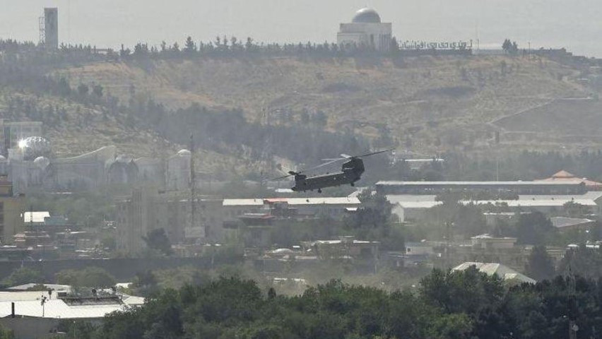 Với khả năng cơ động cực tốt của mình, trực thăng CH-47 có thể len lỏi vào nhiều khu vực cực kỳ phức tạp, thực hiện bốc người từ nóc nhà hay từ đỉnh đồi, mỏm núi, giúp quá trình sơ tán được tiến hành nhanh gọn hơn.