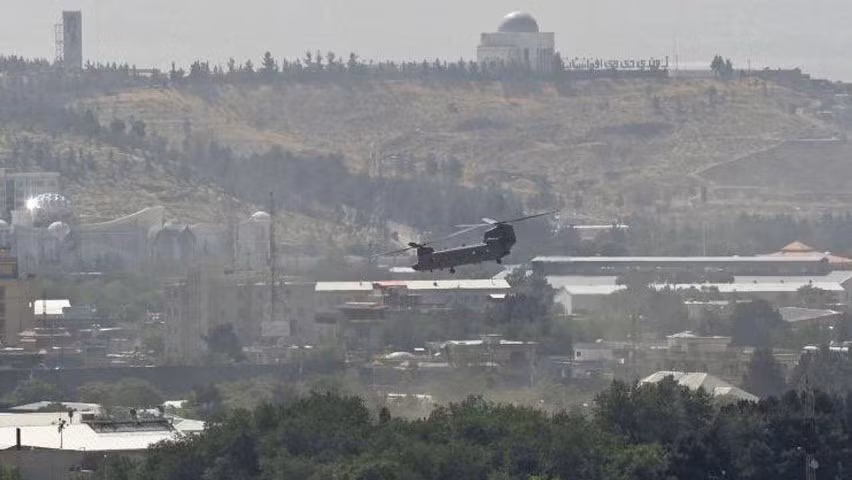 Với khả năng cơ động cực tốt của mình, trực thăng CH-47 có thể len lỏi vào nhiều khu vực cực kỳ phức tạp, thực hiện bốc người từ nóc nhà hay từ đỉnh đồi, mỏm núi, giúp quá trình sơ tán được tiến hành nhanh gọn hơn.