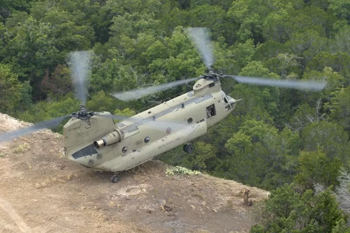 Về lý thuyết, trực thăng vận tải hàng nặng CH-47 chỉ cần phi hành đoàn hai người, bao gồm một phi công và một lái phụ. Trong nhiệm vụ vận tải, trực thăng này cần thêm 1 kỹ sư chuyên xếp hàng hóa.