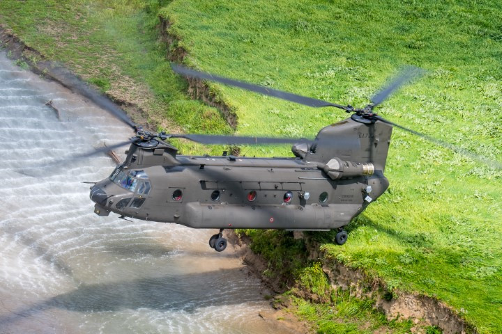 Sử dụng thiết kế hai trục cánh quạt song song, trực thăng Chinook CH-47 có khả năng cơ động cực tốt, đặc biệt là trong những pha "bốc đầu" để thả quân hoặc dỡ hàng hóa từ phía cửa đuôi trực thăng.