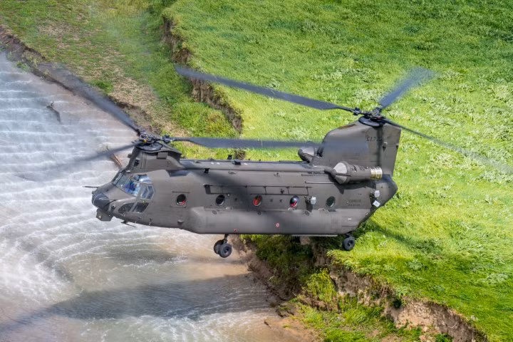 Sử dụng thiết kế hai trục cánh quạt song song, trực thăng Chinook CH-47 có khả năng cơ động cực tốt, đặc biệt là trong những pha "bốc đầu" để thả quân hoặc dỡ hàng hóa từ phía cửa đuôi trực thăng.