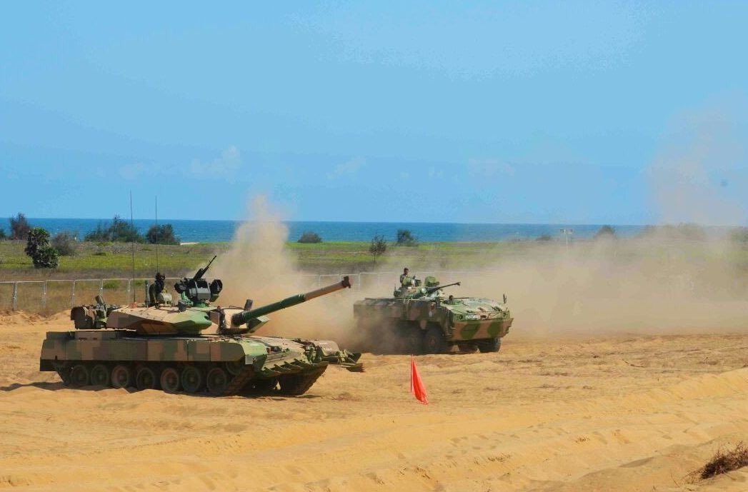 Được thiết kế từ năm 1972 cho tới năm 1996, xe tăng Arjun do quân đội Ấn Độ phát minh được coi là loại xe tăng tồi tệ nhất lịch sử, khi mà nó có giá đắt đỏ, nhưng lại rất dễ hỏng, và đã hỏng là hỏng nặng chứ không mấy khi hỏng vặt.