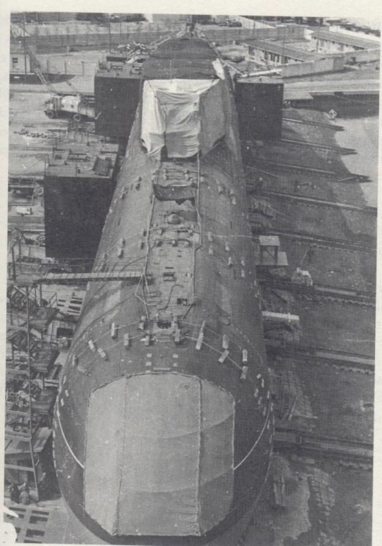 Hai tiếng sau vụ việc, một máy bay Il-38 của Liên Xô đã tiếp cận con tàu, thả xuống xuồng cứu sinh để thủy thủ đoàn tránh được nhiệt độ -2 độ C của nước biển lúc bấy giờ. Cùng thời gian này, mũi tàu Komsomolets bắt đầu chìm dần.