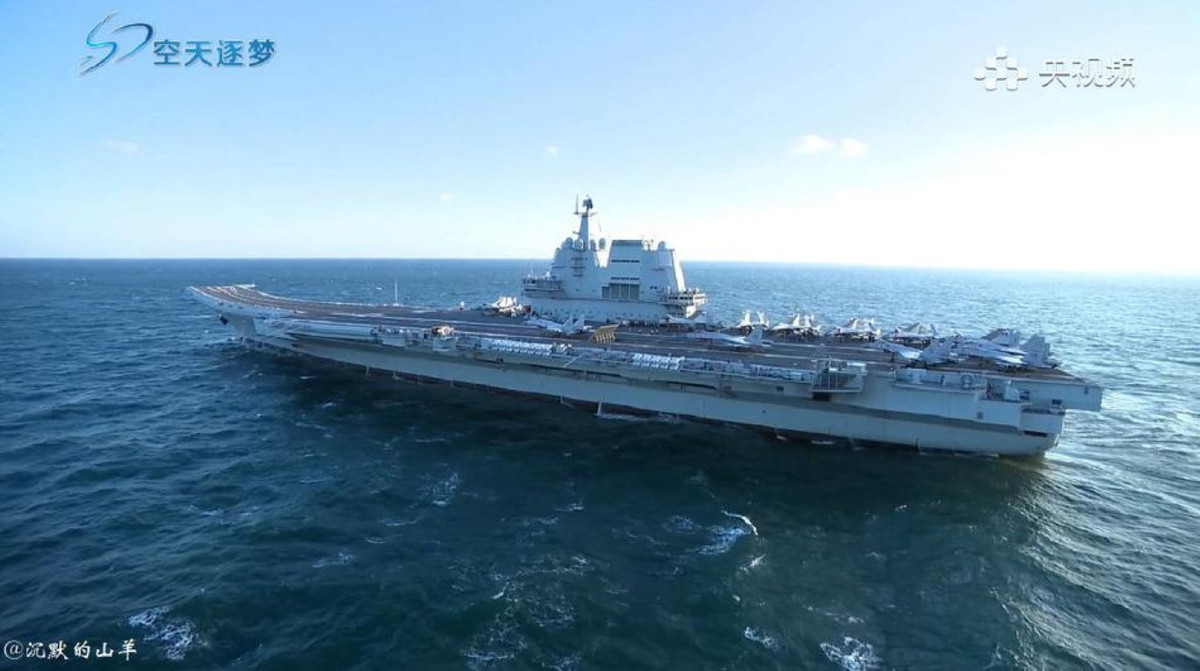 Vấn đề tiếp theo của tàu sân bay Sơn Đông, đó là nó có khả năng tự vệ rất kém. Tàu chỉ được trang bị 3 khẩu pháo cao tốc, 4 khẩu pháo 30mm và 6 khẩu súng máy đa nòng.