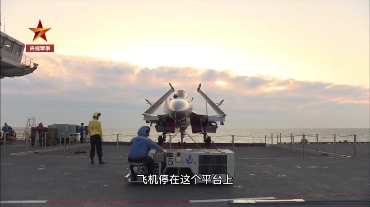 Trong khi đó tàu sân bay lớn nhất của Anh, chiếc HMS Queen Elizabeth có độ giãn nước bằng với chiếc Sơn Đông, nhưng lại có khả năng chứa tối đa tới 65 máy bay các loại (tất nhiên là chỉ trong lý thuyết).