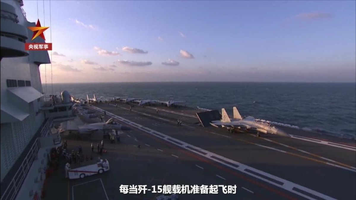 Cụ thể, hàng không mẫu hạm mới nhất của Trung Quốc này chỉ có thể mang theo được tối đa 44 máy bay chiến đấu các loại, trong đó không quá 32 chiếc là tiêm kích chiến đấu, các vị trí còn lại dành cho máy bay trực thăng hỗ trợ.