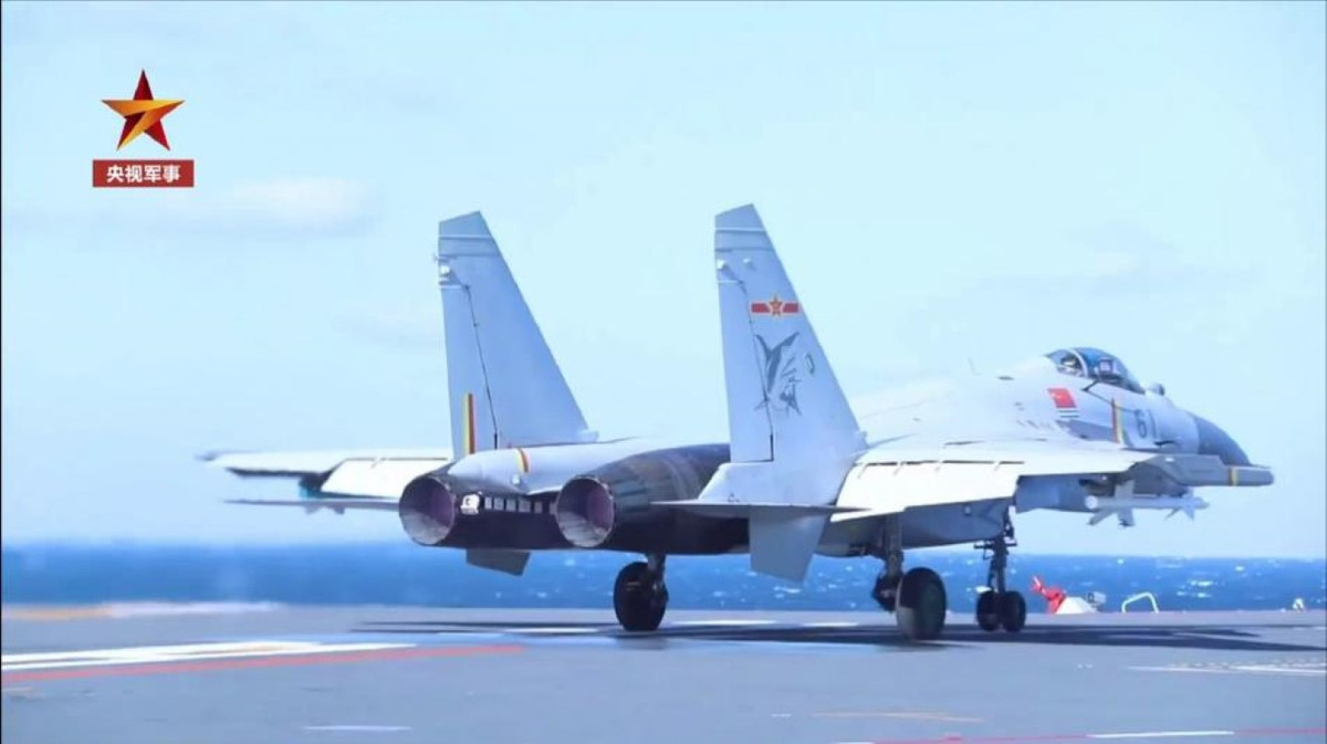 Những hình ảnh của hàng không mẫu hạm Sơn Đông khi lên hình, có vẻ ngoài cực kỳ bóng bẩy và hoành tráng, tuy nhiên thực tế, tàu sân bay này của Trung Quốc vẫn còn tồn đọng rất nhiều vấn đề.