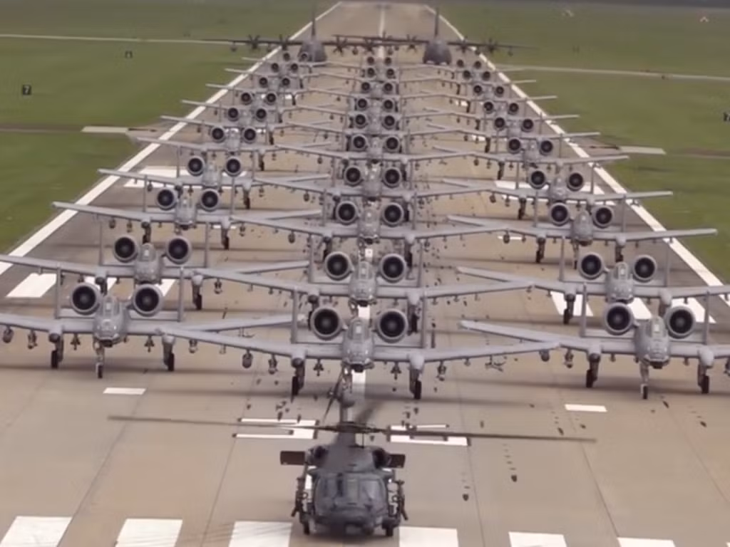 Còn với cường kích cơ A-10, loại máy bay đã có tuổi đời gần nửa thế kỷ này vẫn được xem là "không có kẻ thay thế xứng đáng".