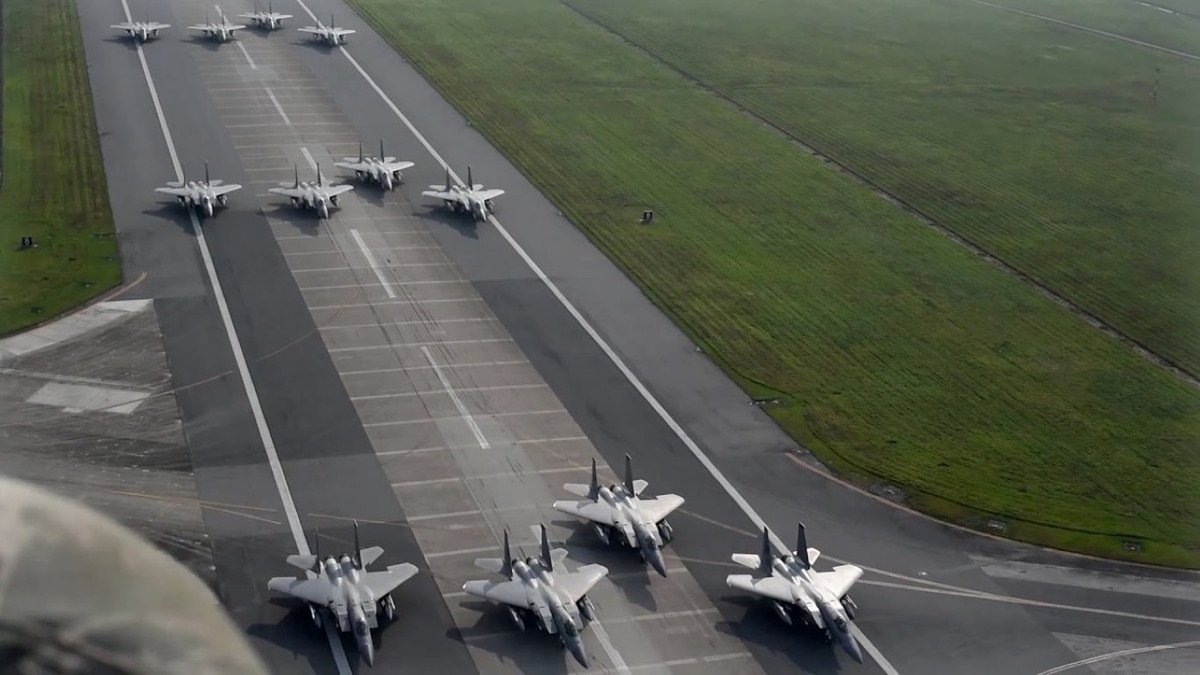 Mặc dù vậy, trong lúc chiến đấu cơ F-35 đang được hoàn thiện và sửa chữa hàng trăm lỗi tồn đọng, nó vẫn chưa thể trở thành xương sống của lực lượng Không quân Mỹ ở thời điểm hiện tại.