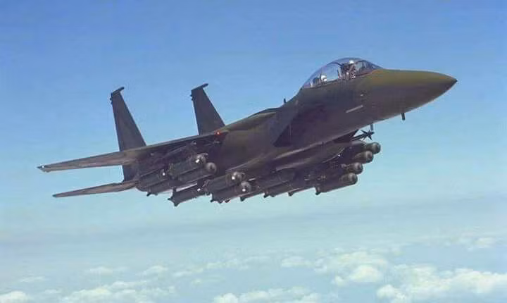 Những chiếc chiến đấu cơ F-15E thông thường chỉ có thể mang 3 quả JDAM ở loạt giá treo này, vì thế đây là một thử nghiệm mang tính đột phá trong tác chiến.