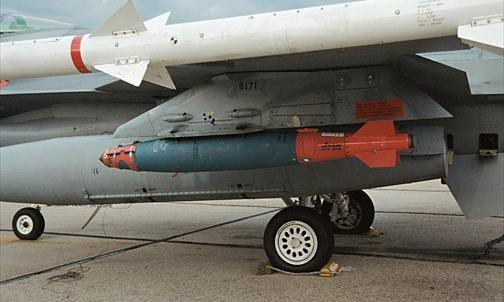 Hệ thống Chiến tranh Điện Tử Chiến thuật (TEWS) của F-15E Strike Eagle tích hợp tất cả hệ thống phòng vệ trên máy bay như: radar tiếp nhận cảnh báo (RWR), radar gây nhiễu, radar, và bộ phóng pháo sáng được nối kết với TEWS nhằm cung cấp sự bảo vệ toàn diện chống lại sự phát hiện và theo dõi.