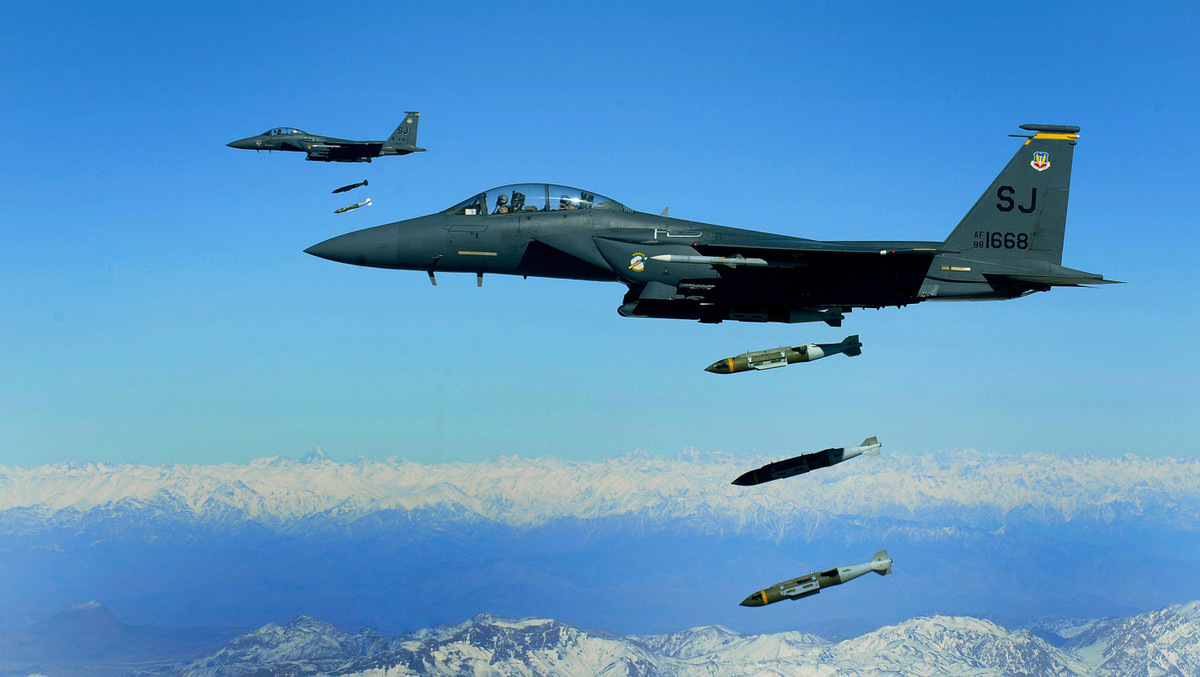 Một hệ thống dẫn đường quán tính dùng con quay laser liên tục theo dõi vị trí của máy bay và cung cấp thông tin đến máy tính trung tâm giúp phi công nắm vững tình trạng máy bay tốt hơn.