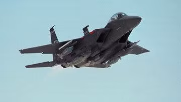 "Mỗi tiêm kích F-15E hiện nay chỉ được phép mang tối đa 9 quả bom JDAM, đợt thử nghiệm cho thấy chúng có thể mang tới 15 quả", thiếu tá Andrew Swanson, sĩ quan quân khí Phi đoàn số 85, cho hay.