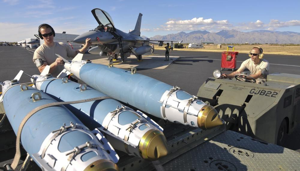 Để gia tăng tầm bay, F-15E được gắn thêm 2 thùng nhiên liệu áp dưới thân chứa 2.800 lít nhiên liệu và có 6 giá treo gắn vũ khí bố trí thành 2 hàng.