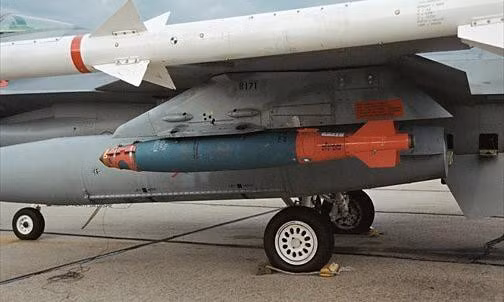 Hệ thống Chiến tranh Điện Tử Chiến thuật (TEWS) của F-15E Strike Eagle tích hợp tất cả hệ thống phòng vệ trên máy bay như: radar tiếp nhận cảnh báo (RWR), radar gây nhiễu, radar, và bộ phóng pháo sáng được nối kết với TEWS nhằm cung cấp sự bảo vệ toàn diện chống lại sự phát hiện và theo dõi.