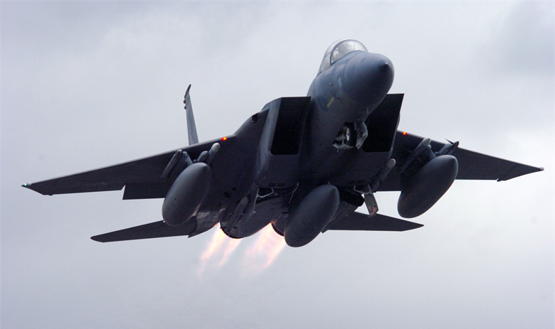 Đợt thử nghiệm diễn ra hôm 22/2, khi đó chiếc tiêm kích chiến đấu F-15E được gắn 6 mô hình bom dẫn đường GBU-38/B JDAM ở giá treo dọc thùng dầu phụ liền thân phía trái, mỗi quả nặng 225 kg.