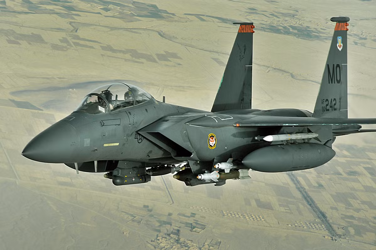 Trong khi đó F-15E Strike Eagle đang ngày càng thể hiện tính hiệu quả trong các đòn không kích của không quân Mỹ. Đây là phiên bản chiến đấu cơ đa năng có khả năng tấn công mặt đất được phát triển vào năm 1986 trên cơ sở F-15.