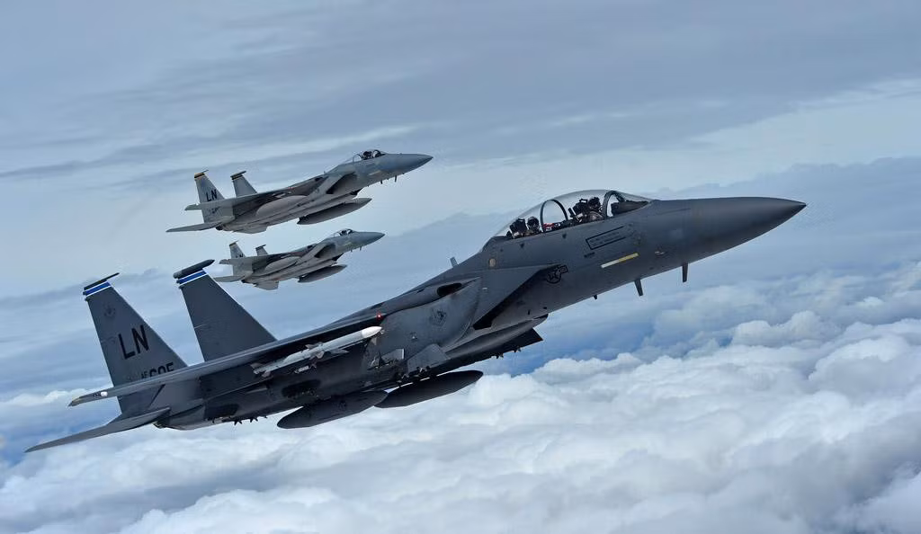 Không quân Mỹ trước đây cần hai vận tải cơ C-130 để chuyển đủ bom và nhân lực cho một biên đội F-15E, họ cũng mất thời gian lắp ráp khi tới căn cứ tiền phương. Việc lắp bom JDAM hoàn thiện trên những chiếc F-15E sẽ cắt giảm một máy bay C-130 cũng như thời gian chuẩn bị cho nhiệm vụ.