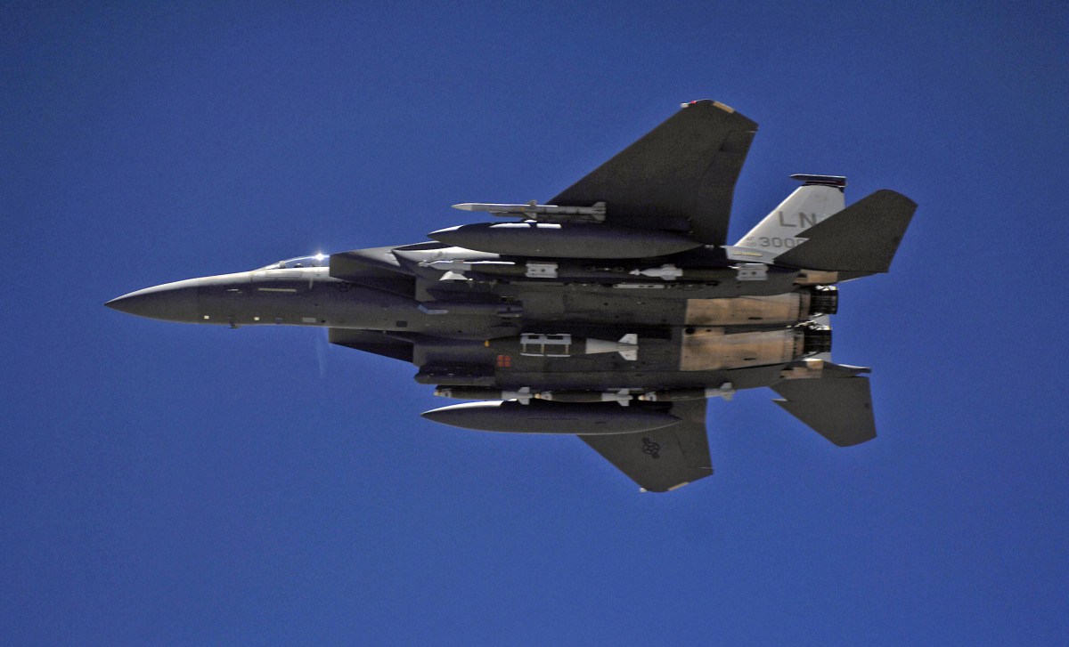 F-15E trang bị radar APG-70 cho phép đội bay phát hiện các mục tiêu trên mặt đất từ khoảng cách xa và có thể tấn công đồng thời nhiều mục tiêu cùng lúc.