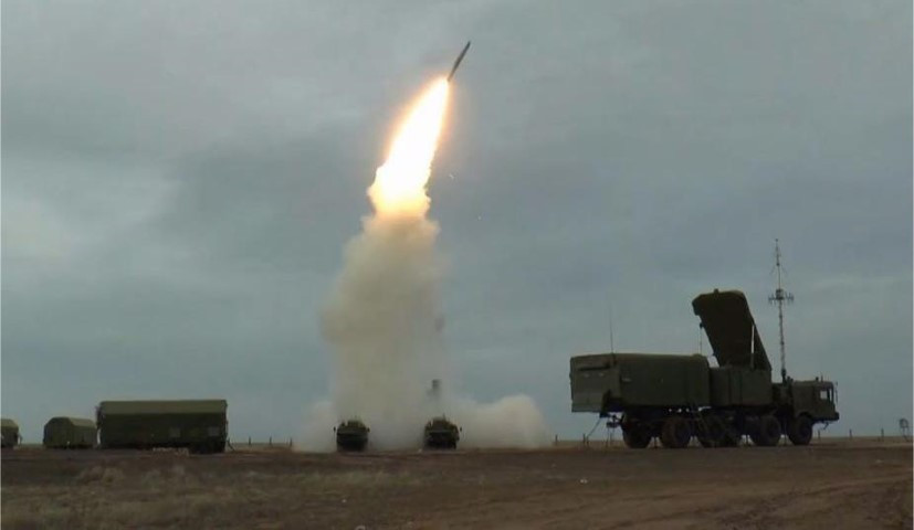 Hệ thống này được biên chế từ tháng 4-2007 và lần đầu triển khai trên thực địa 4 tháng sau đó. Nga thiết lập 4 trung đoàn S-400 thực hiện nhiệm vụ bảo vệ không phận quốc gia tại Moscow, vùng Kaliningrad, quận quân sự phía Đông và mới nhất là tại bán đảo Crimea.