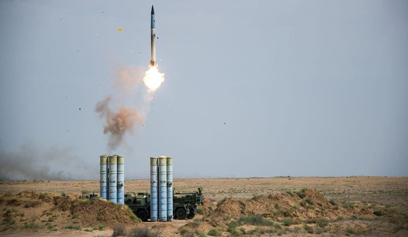 S-400 Triumf cũng lần đầu tiên được Nga triển khai sang Syria để bảo vệ các căn cứ nước này tại đây, đồng thời Moscow cũng cho biết, ngoài ra chúng cũng sẽ góp phần bảo vệ đồng minh Syria.