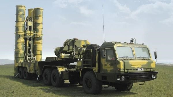 S-400 được tích hợp radar đa chức năng chống nhiễu, hệ thống phát hiện và ngắm bắn tự động, tên lửa phòng không, bệ phóng và trung tâm chỉ huy - điều khiển. Nó có thể khai hỏa 5 loại tên lửa để tạo nên cơ chế phòng thủ phân lớp.