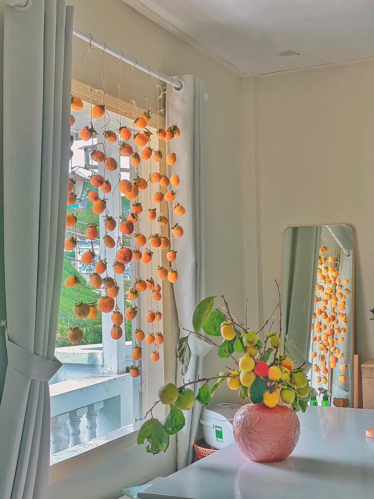 Dàn hồng treo gió càng ngắm càng mê của người vợ “bỏ phố về vườn“ Dan hong treo gio cang ngam cang me cua nguoi vo “bo pho ve vuon“