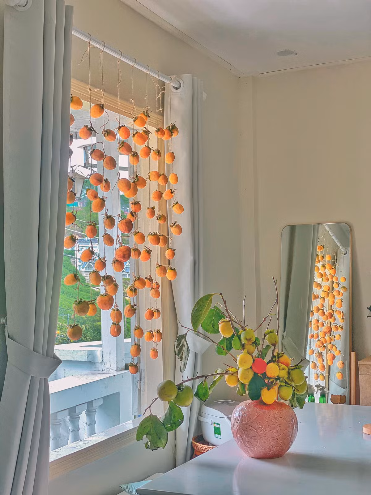 Dan hong treo gio cang ngam cang me cua nguoi vo “bo pho ve vuon“