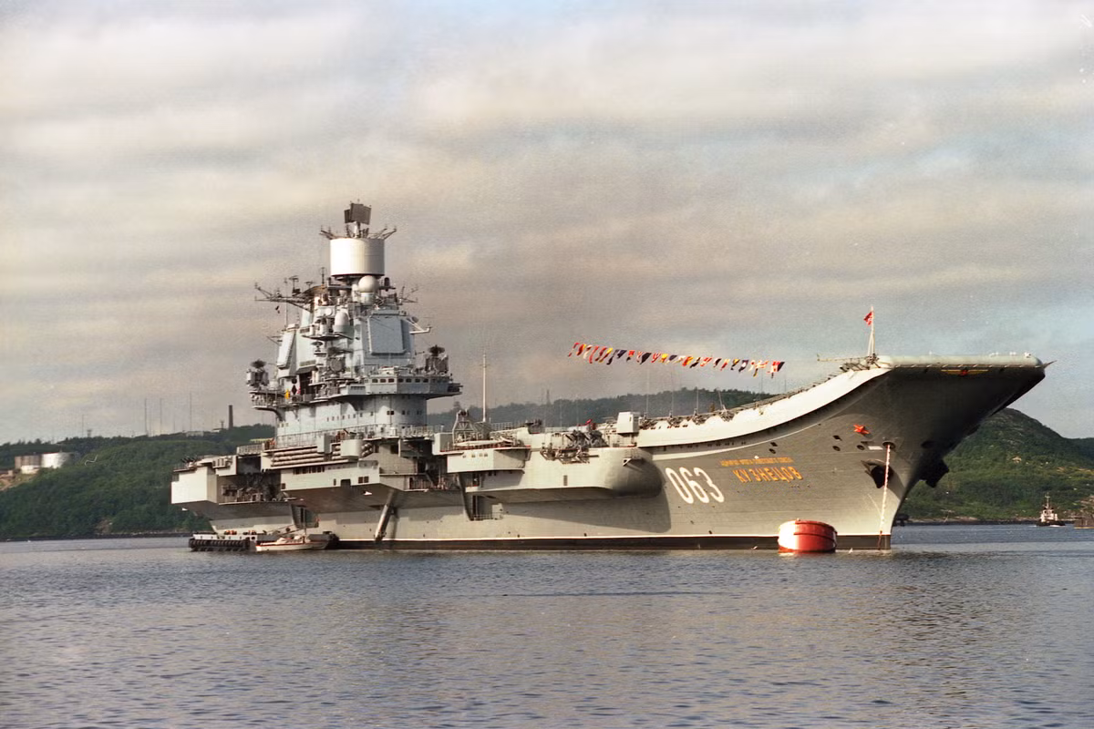 Cụ thể, Đô đốc Kuznetsov được trang bị tới 12 tên lửa đối hạm P-700 Granit, có thể tiêu diệt mục tiêu ở khoảng cách tối đa lên tới 625 km.