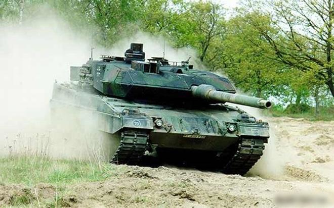 Vũ khí chính của xe tăng Leopard 2A6 là pháo nòng trơn Rheinmetall 120 mm L/55 (nòng dài gấp 55 lần đường kính) với cơ số đạn 42 viên, khẩu pháo này dài hơn loại L/44 trên phiên bản Leopard 2A5, có tác dụng tăng độ chính xác và nối dài đáng kể tầm bắn.