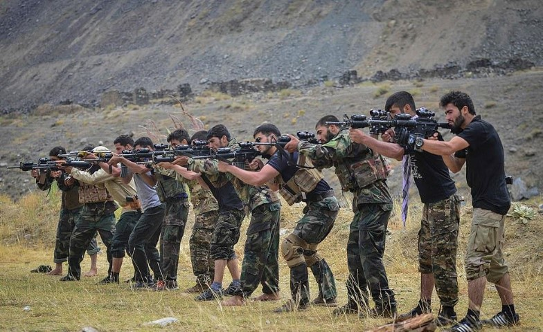 Thủ lĩnh này không có kinh nghiệm chiến đấu, song được các chỉ huy quân sự kỳ cựu của Afghanistan hỗ trợ.