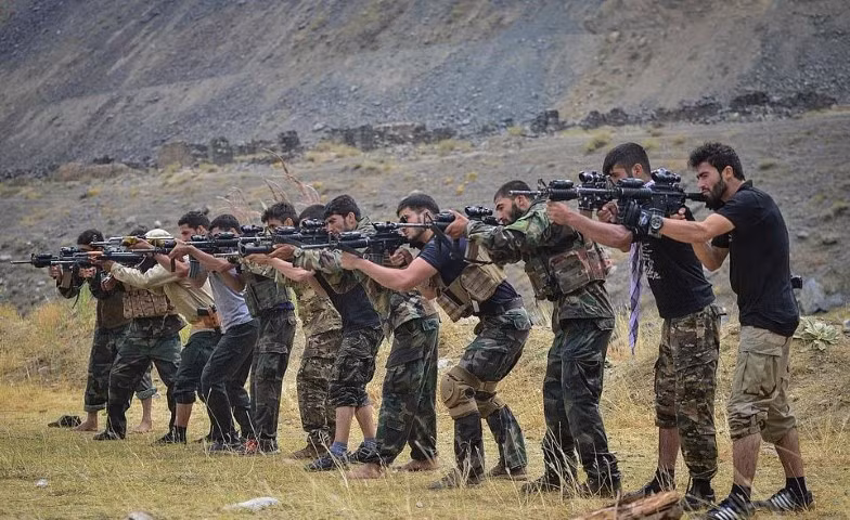 Thủ lĩnh này không có kinh nghiệm chiến đấu, song được các chỉ huy quân sự kỳ cựu của Afghanistan hỗ trợ.