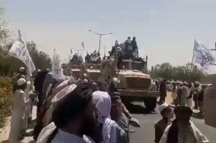 Ít nhất 6 xe thiết giáp hiện đại của Taliban vừa thu được từ quân đội Afghanistan đã bị xe tăng T-62M của phe kháng chiến phá hủy tại một hẻm núi thuộc thung lũng Panjshir.