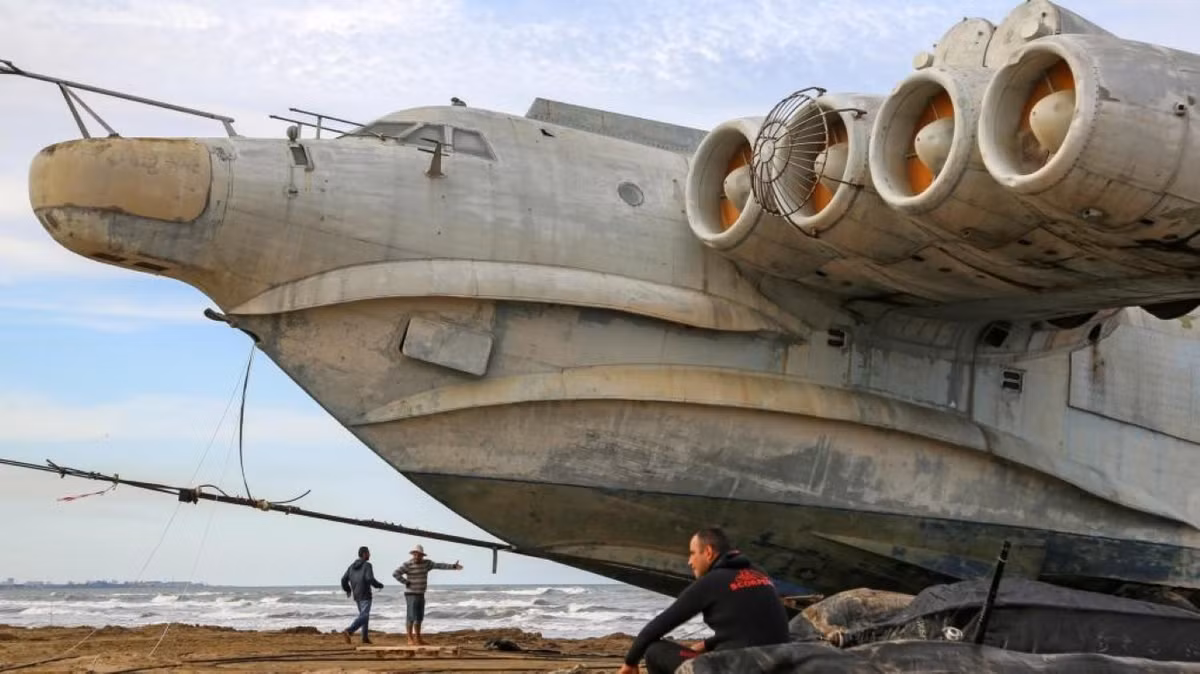 Tuy nhiên với AUG thì mọi việc không đơn giản như vậy, khi các tàu sân bay có máy bay chỉ huy cảnh báo sớm trên không (AWACS), có thể nhìn thấy mọi thứ từ trên cao, xóa bỏ hạn chế đường chân trời vô tuyến điện tử của radar cảnh giới.