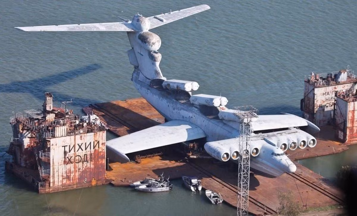 Không chỉ có vậy, kể từ những năm 1980 - 1990, khả năng tàng hình ở độ cao thấp của Ekranoplan bắt đầu mất đi tính hiệu quả. Các vệ tinh trinh sát xuất hiện và theo dõi mặt nước các đại dương suốt ngày đêm.